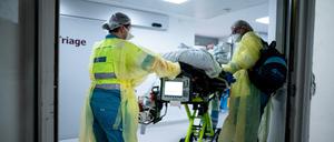 Überfüllte Intensivstationen. Deutschlands Menschenrechtsinstitut hält die Triage-Regeln der Ärzteverbände für grundrechtswidrig.