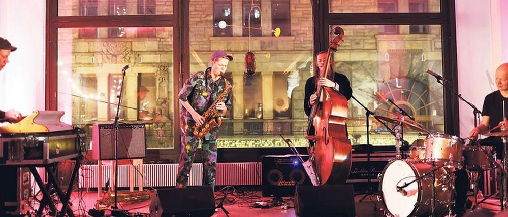 Linda Fredriksson (Mitte) beim Auftritt ihrer Band Juniper im Glasshouse.