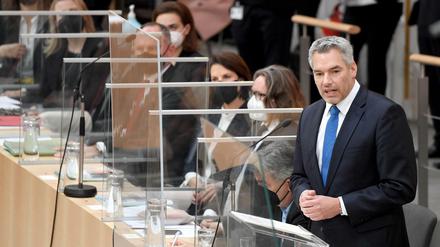 Bundeskanzler Karl Nehammer (ÖVP) spricht am Donnerstag bei einer Sondersitzung des Nationalrates im Parlamentsausweichquartier in der Wiener Hofburg.