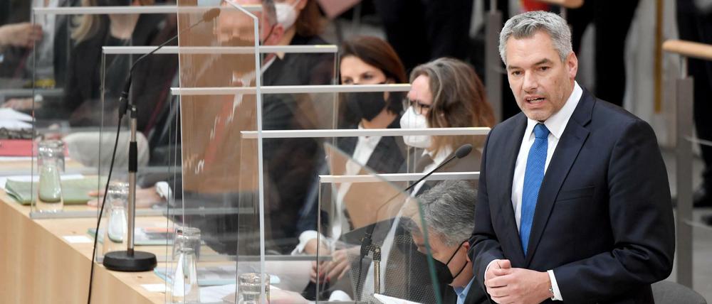 Bundeskanzler Karl Nehammer (ÖVP) spricht am Donnerstag bei einer Sondersitzung des Nationalrates im Parlamentsausweichquartier in der Wiener Hofburg. 