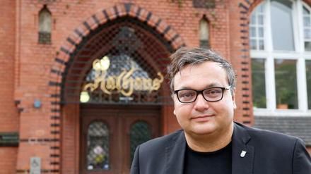Bezirksbürgermeister Michael Grunst (Die Linke) vor dem Portal des Rathauses Lichtenberg. 