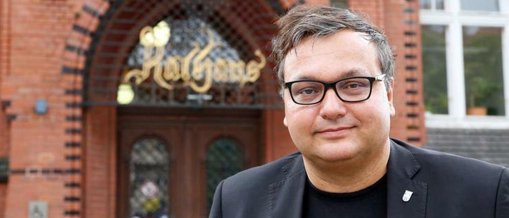 Bezirksbürgermeister Michael Grunst (Die Linke) vor dem Portal des Rathauses Lichtenberg. 