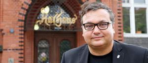 Bezirksbürgermeister Michael Grunst (Die Linke) vor dem Portal des Rathauses Lichtenberg. 