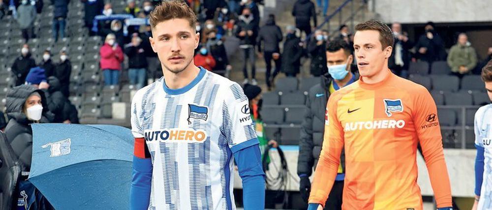 Anführer? Niklas Stark (vorne) stand in dieser Saison immer in der Startelf – außer als er einmal verletzt war und als der neue Trainer Tayfun Korkut sein Debüt feierte.