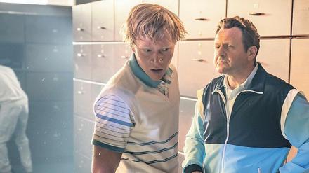 Wimbledon, ein Jahr nach dem Triumph. Boris Becker (Bruno Alexander) hat eine neue Freundin und spielt unkonzentriert. Günther Bosch (Samuel Finzi, rechts) versucht mit allen Mitteln, die Aufmerksamkeit seines Schützlings auf das Spiel zu lenken. 