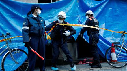 Das Feuer war auf der vierten Etage eines Gebäudes nahe eines Bahnhofs ausgebrochen.