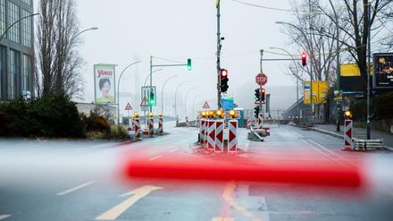 Flatterband sperrt die Zufahrt zur Elsenbrücke am Treptower Park. 