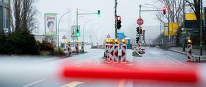 Flatterband sperrt die Zufahrt zur Elsenbrücke am Treptower Park. 