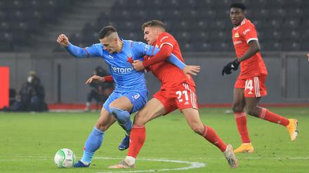 Slavia war nicht aufzuhalten. Grischa Prömel (rechts) und Union sind ausgeschieden.