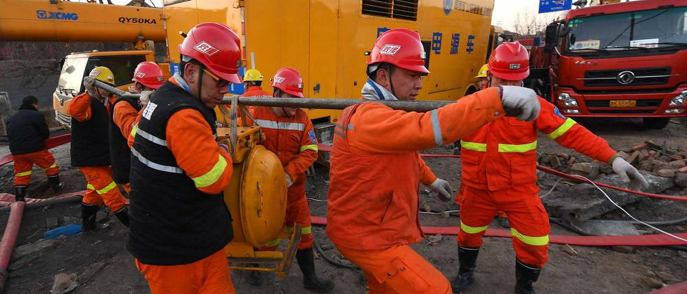 Rettungskräfte versuchen das Wasser abzupumpen.