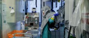 Eine Biologin des französisch-österreichischen Biotech-Unternehmens Valneva bereitet sich vor.