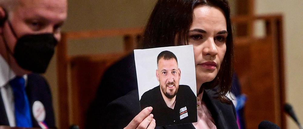 Swetlana Tichanowskaja, Oppositionsführerin aus Belarus, hält ein Foto ihres inhaftierten Ehemanns Sergej Tichanowski hoch.