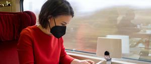 Die neue deutsche Außenministerin im Zug zwischen Paris und Brüssel.