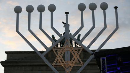 Ein Chanukka-Leuchter im November 2021 vor dem Brandenburger Tor in Berlin.
