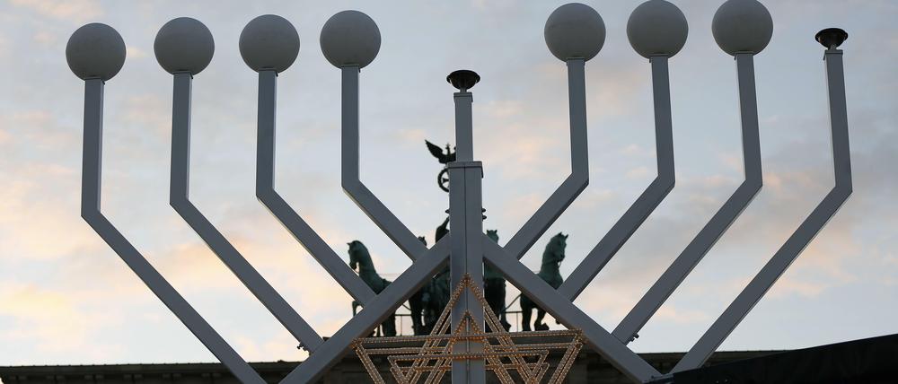 Ein Chanukka-Leuchter im November 2021 vor dem Brandenburger Tor in Berlin.