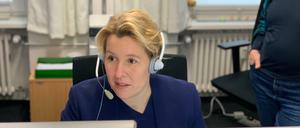 Franziska Giffey hörte sich am Mittwoch die Sorgen der Anrufer an.