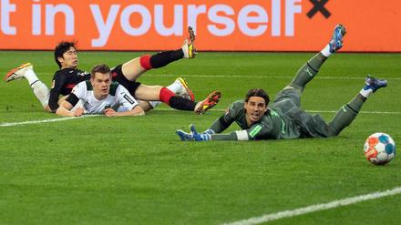 Siegtor im Liegen. Kamada (hinten) trifft für Frankfurt hier zum 3:2.