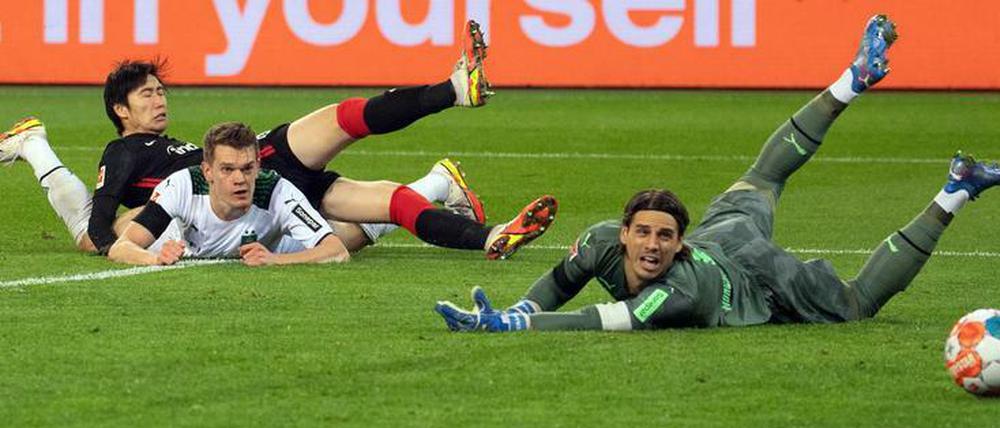 Siegtor im Liegen. Kamada (hinten) trifft für Frankfurt hier zum 3:2.