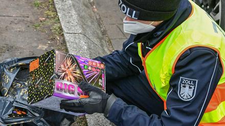 Ein Zollbeamter hat bei der Kontrolle eines Mannes bei der Einreise vom polnischen Slubice nach Frankfurt (Oder) im Land Brandenburg polnisches Silvesterfeuerwerk gefunden. 