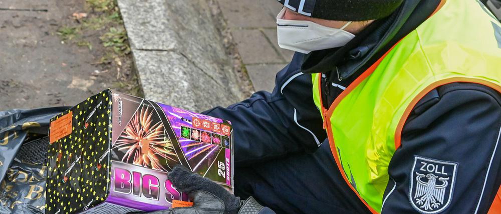 Ein Zollbeamter hat bei der Kontrolle eines Mannes bei der Einreise vom polnischen Slubice nach Frankfurt (Oder) im Land Brandenburg polnisches Silvesterfeuerwerk gefunden.