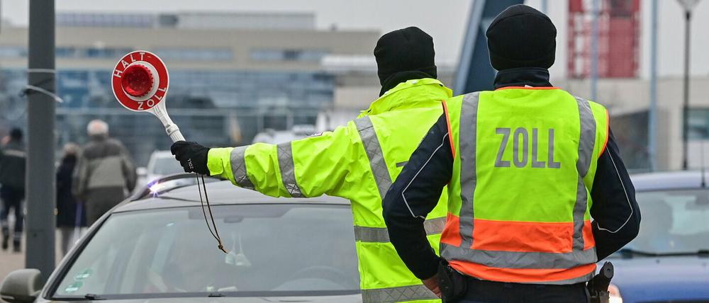 Zollbeamte stoppen ein Fahrzeug bei der Einreise vom polnischen Slubice nach Frankfurt (Oder) im Land Brandenburg. 