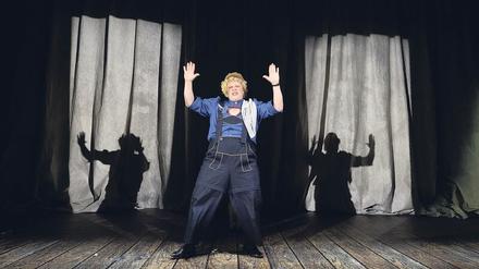 Lost in the West. Stefanie Reinsperger als Diener der Herrinnen. 