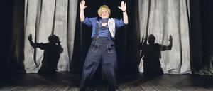 Lost in the West. Stefanie Reinsperger als Diener der Herrinnen. 