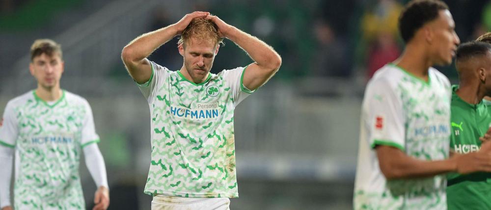 Eine Saison zum Vergessen. Sebastian Griesbeck (Mitte) ist im Sommer von Union zu Fürth gewechselt und wartet dort immer noch auf den ersten Sieg.