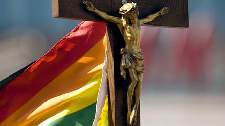 Jesus trifft Regenbogenflagge.