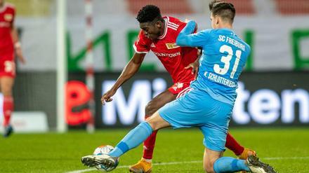 Unions Taiwo Awoniyi im Duell mit Keven Schlotterbeck.