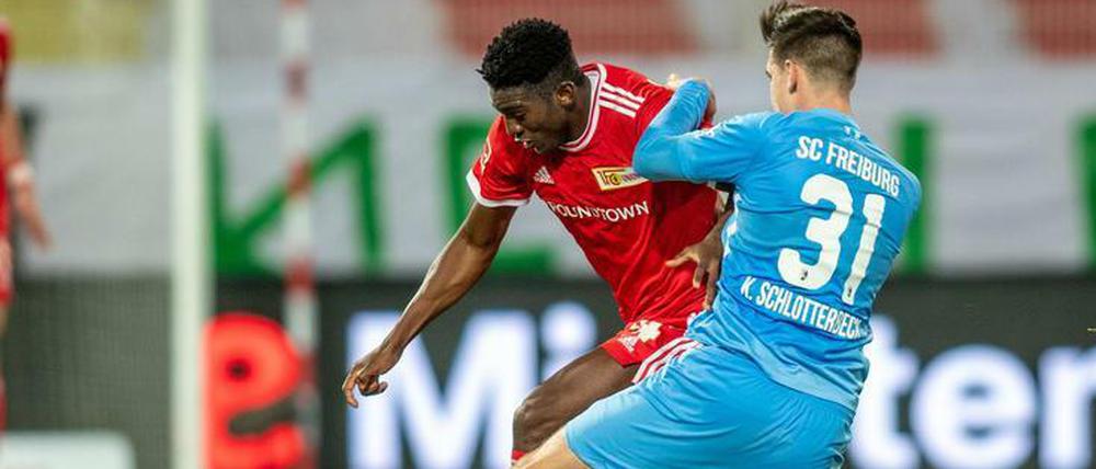 Unions Taiwo Awoniyi im Duell mit Keven Schlotterbeck.