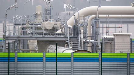 Blick auf Rohrsysteme und Absperrvorrichtungen in der Gasempfangsstation der Ostseepipeline Nord Stream 2.