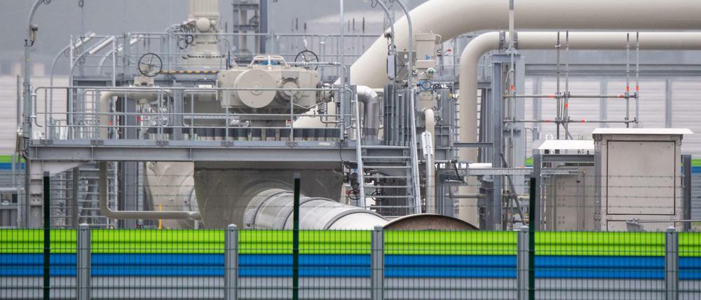 Blick auf Rohrsysteme und Absperrvorrichtungen in der Gasempfangsstation der Ostseepipeline Nord Stream 2.