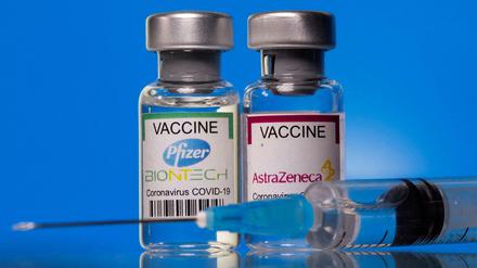 Die Vakzine von Pfizer und Biontech weisen eine hohe Wirksamkeit gegen die Omikron-Variante auf.