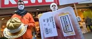 Aktivist:innen von foodwatch überreichen dem Handelsunternehmen Rewe den Negativpreis „Goldener Windbeutel“.