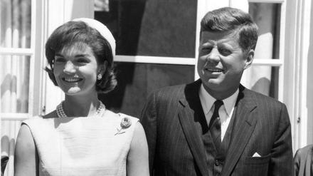 US-Präsident John F. Kennedy und seine Frau Jacqueline (undatiertes Archivfoto).