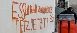 Reinigungskräfte entfernen am Bundeskanzleramt den Schriftzug "Essen Retten Agrarwende Gesetz jetzt! 2030".