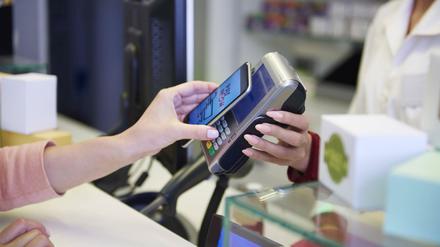 Nicht zuletzt aus Hygienegründen zahlen immer mehr Menschen bargeldlos, wie hier in einer Apotheke.