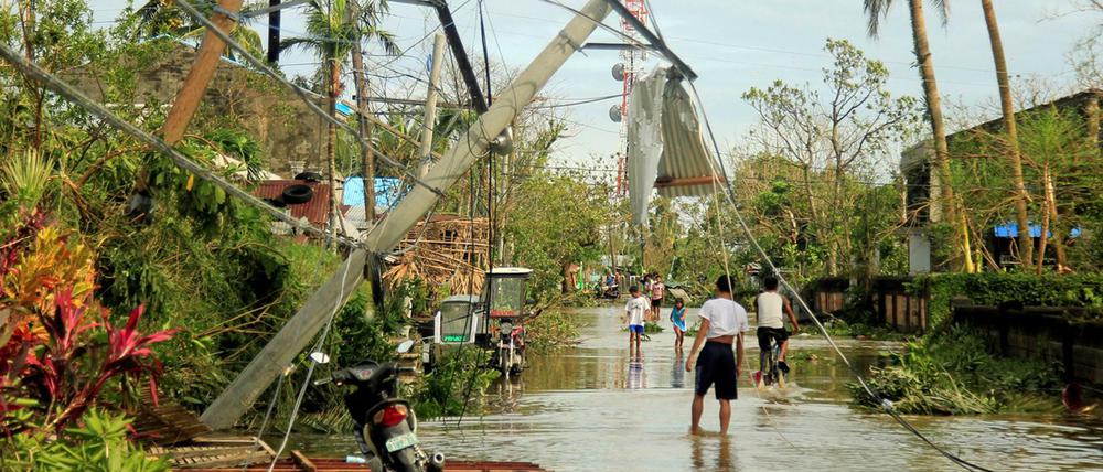 Eine Straße auf den Philippinen nach dem Taifun Nock-Ten im Jahr 2016