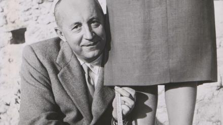 Die Rocklänge überließ Christian Dior nicht dem Zufall. Hier demonstriert er die Linie Vivante für Herbst/Winter 1953/54.
