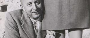 Die Rocklänge überließ Christian Dior nicht dem Zufall. Hier demonstriert er die Linie Vivante für Herbst/Winter 1953/54.