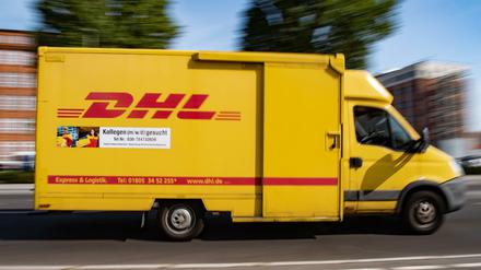 Ein DHL-Fahrzeug ist auf einer Straße in der Hauptstadt unterwegs (Symbolfoto).