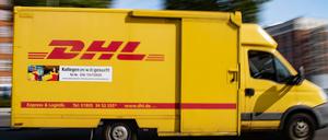 Ein DHL-Fahrzeug ist auf einer Straße in der Hauptstadt unterwegs (Symbolfoto).