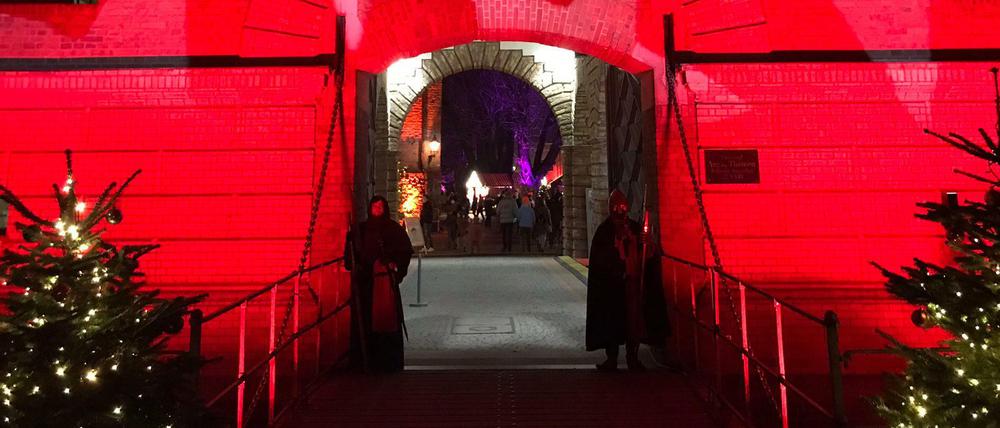 450 Weihnachtsbäume und überall Ritter: Die Zugangsbrücke zur alten Festung.