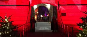 450 Weihnachtsbäume und überall Ritter: Die Zugangsbrücke zur alten Festung.