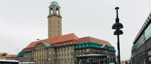 Blick aufs Rathaus Spandau, rechts im Bild ein Stück vom Bahnhof Spandau.