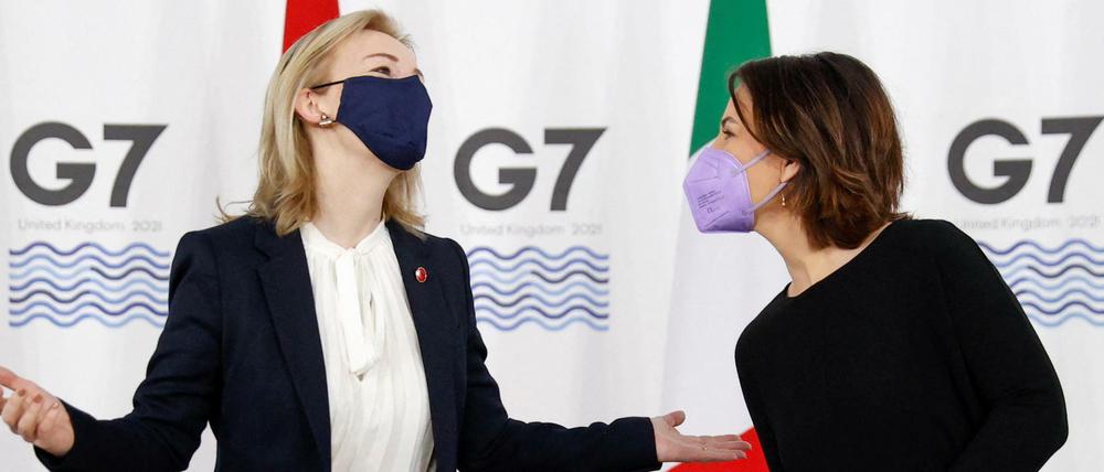 Außenministerin Annalena Baerbock (Grüne) mit der britischen Gastgeberin Liz Truss bei der G7 in Liverpool