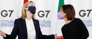 Außenministerin Annalena Baerbock (Grüne) mit der britischen Gastgeberin Liz Truss bei der G7 in Liverpool