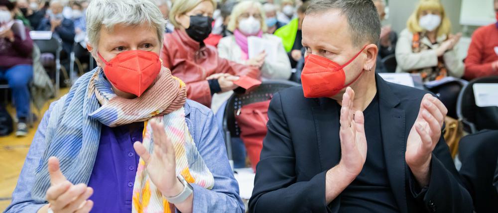 Erleichtert: Linken-Chefin Katina Schubert und der Spitzenkandidat der Partei bei der Abgeordnetenhauswahl, Klaus Lederer.
