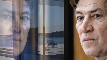 Star-Journalist Johann Hellström (Tobias Moretti) wird nicht nur von einer in Deutschland amtierenden rechtspopulistischen Partei bedrängt, er muss auch noch mit einem übergriffigen Smart Home kämpfen. Der Film „Das Haus“ entstand nach einer Kurzgeschichte des Journalisten Dirk Kurbjuweit. 